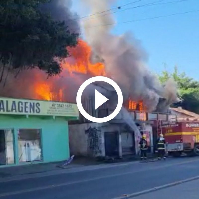 Inc&ecirc;ndio atinge resid&ecirc;ncia em Ilhota e mobiliza bombeiros – Foto: Reprodu&ccedil;&atilde;o/ND