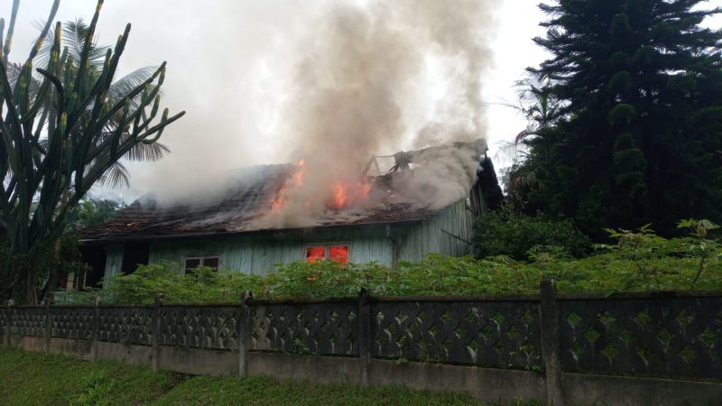 Em menos de 10 minutos, bombeiros atendem duas ocorr&ecirc;ncias de inc&ecirc;ndio em Pomerode – Foto: Reprodu&ccedil;&atilde;o/ND