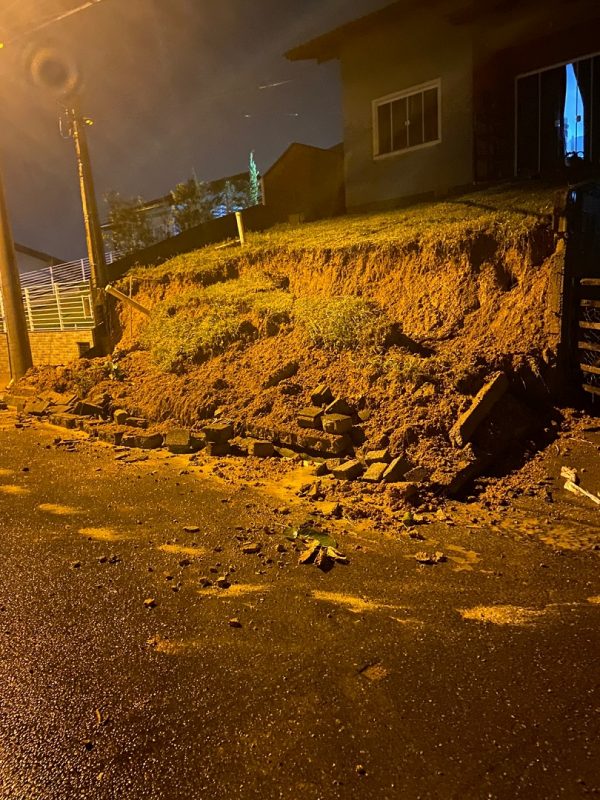 Defesa Civil orienta para a movimenta&ccedil;&atilde;o de terra e de rochas – Foto: Defesa Civil de Indaial/Divulga&ccedil;&atilde;o/ND