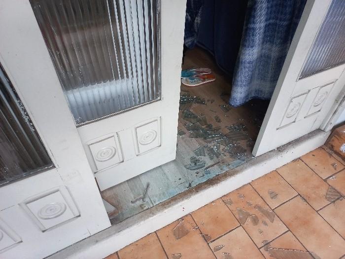 A casa da mulher foi alvejada por tiros e tr&ecirc;s suspeitos fugiram em Seara. &mdash; Foto: Pol&iacute;cia Militar/Reprodu&ccedil;&atilde;o/ND