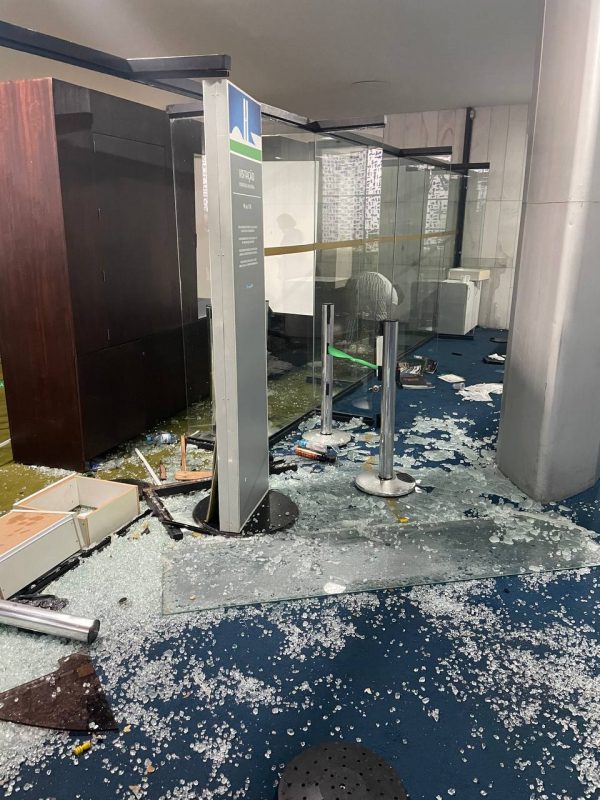 Rastros de destrui&ccedil;&atilde;o no Planalto – Foto: PL&Iacute;NIO AGUIAR/R7/BRAS&Iacute;LIA