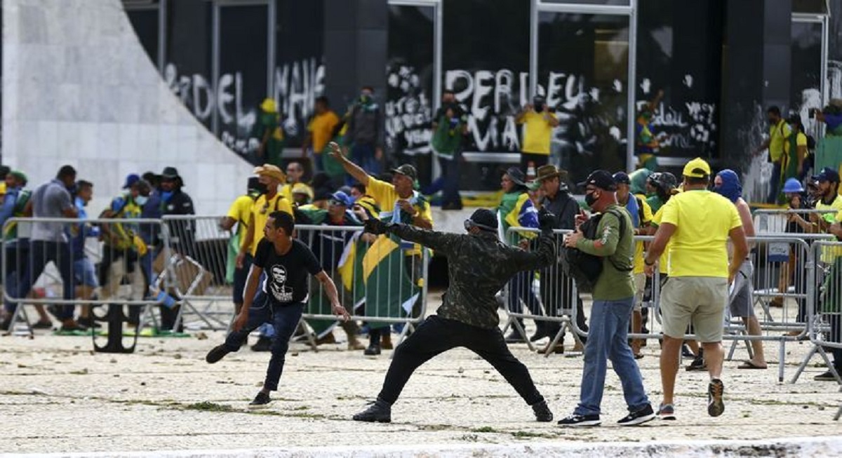 Na imagem aparecem manifestantes que estão sendo investigados pela Operação Lesa Pátria.