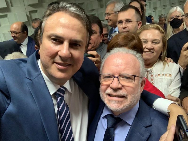 Ministro Camilo Santana (esquerda) e o reitor da UFSC, Irineu Manoel de Souza, (direita) durante a cerim&ocirc;nia de posse do novo titular do MEC – Foto: Arquivo pessoal/ND