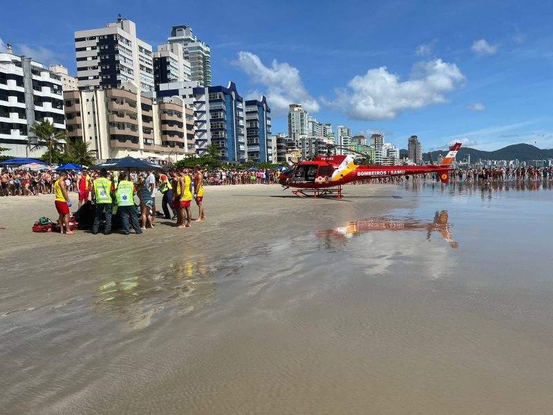 Idoso sofreu parada card&iacute;aca em praia de Itapema – Foto: CBMSC/Divulga&ccedil;&atilde;o/ND