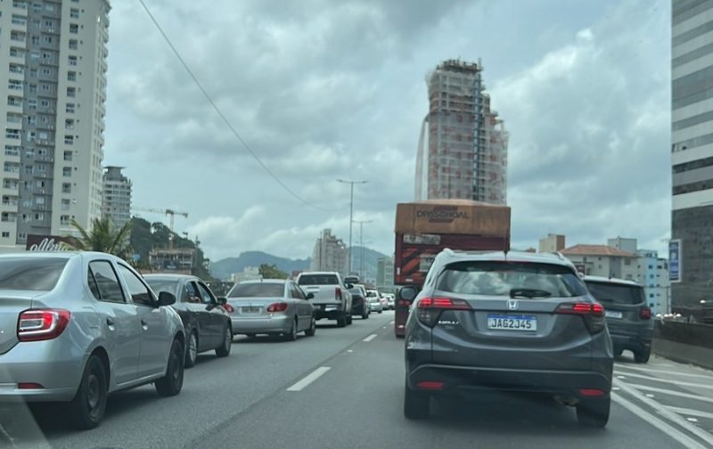 BR-101 em Itapema registrava filas desde o per&iacute;odo da tarde – Foto: Val&eacute;ria Berti/NDTV
