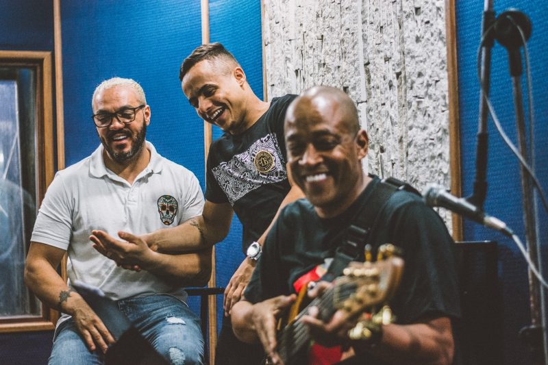 Jean ao lado de Belo durante show 