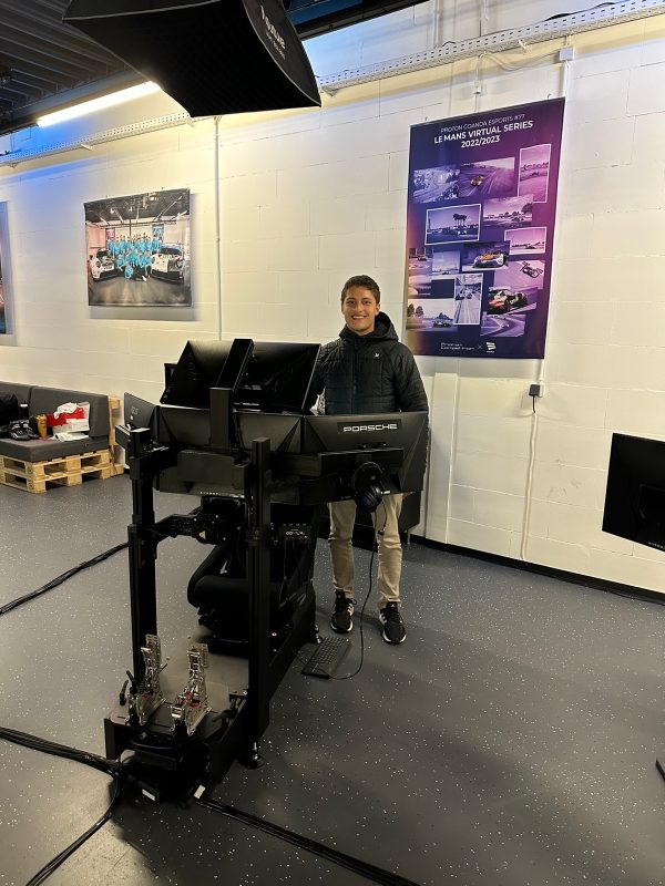 Jeff Giassi treina no simulador na Alemanha para a disputa das 24h de Le Mans Virtual – Foto: divulga&ccedil;&atilde;o