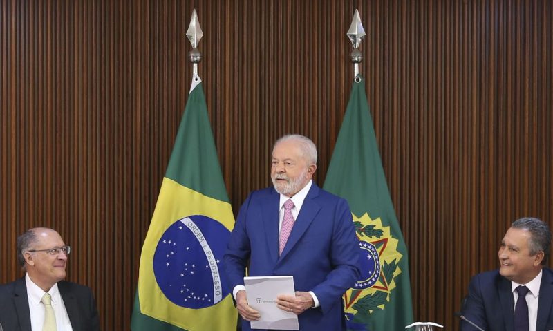 O vice-presidente, Geraldo Alckmin, o presidente Luiz In&aacute;cio Lula da Silva, e o ministro da Casa Civil, Rui Costa, participam da primeira reuni&atilde;o ministerial, no Pal&aacute;cio do Planalto – Foto: Jos&eacute; Cruz/Ag&ecirc;ncia Brasil/ND