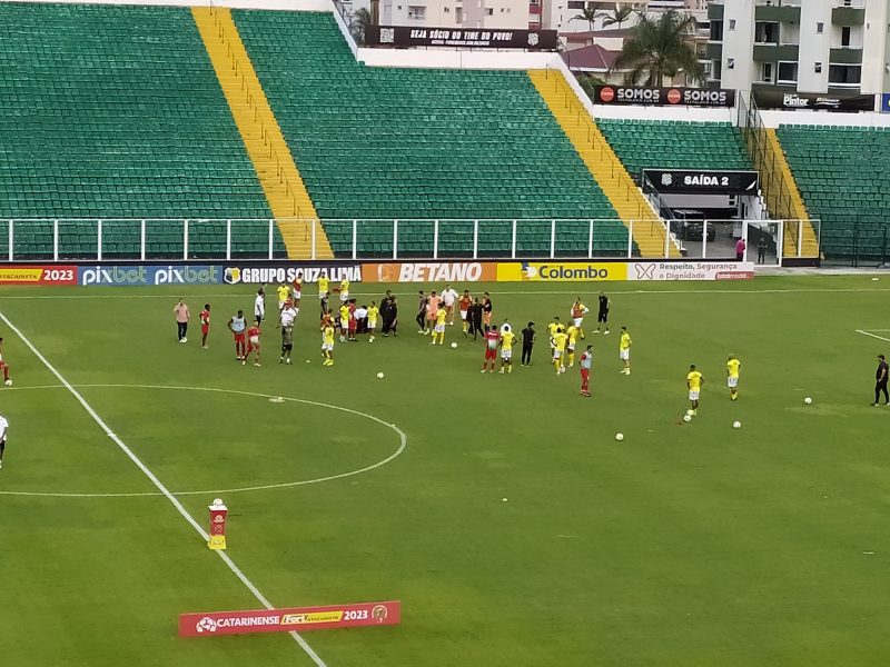 Jogador do Brusque teve mal s&uacute;bito durante aquecimento de jogo no Orlando Scarpelli – Foto: Ian Sell/ND