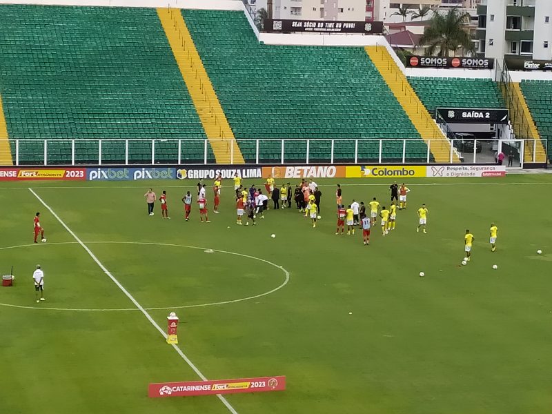 Jogador do Brusque teve mal súbito durante aquecimento de jogo no Orlando Scarpelli 