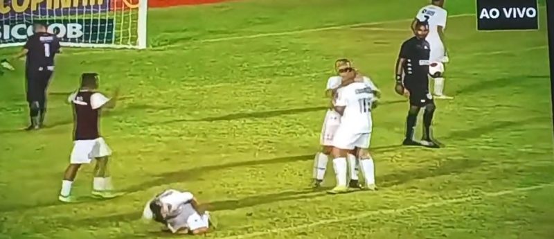 Jogador se ajoelha para rezar, mas cai sentindo cãibras em jogo do Avaí na Copinha