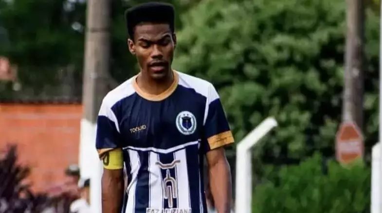 Fisiovida - - Jovem de 24 anos, jogador de futebol amador; - Sem