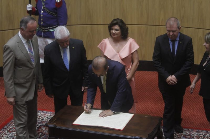 Jorginho e Marilisa durante cerim&ocirc;nia na Alesc – Foto: Leo Munhoz/ND
