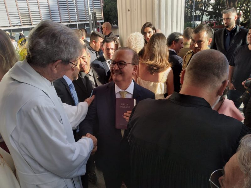 Jorginho Mello com padre que conduziu a missa – Foto: N&iacute;colas Hor&aacute;cio/ND