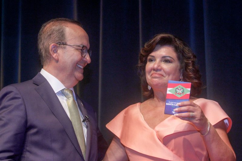 Jorginho Mello e Marilisa Boehm na posse dos secret&aacute;rios de Estado – Foto: Leo Munhoz/ND