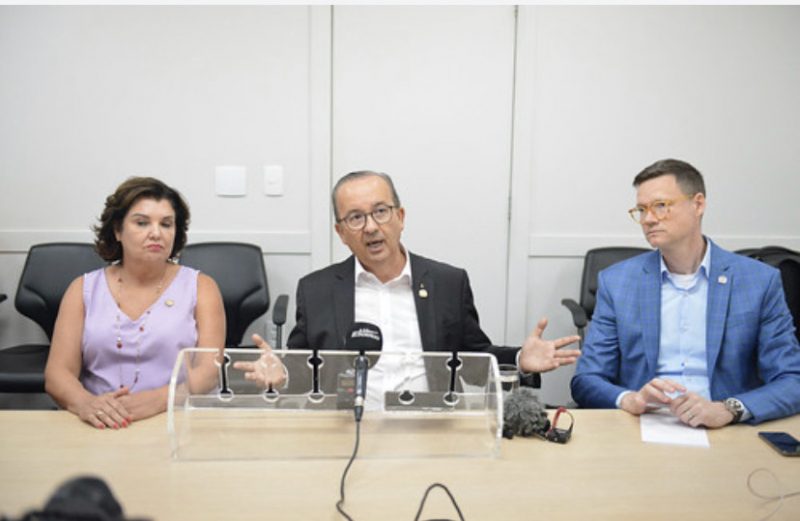 Governador Jorginho Mello , vice, Marilisa Bohem e Secret&aacute;rio Cleverson Siewert em coletiva na tarde desta ter&ccedil;a-feira- Foto: Secom/Dibulga&ccedil;&atilde;o/ND