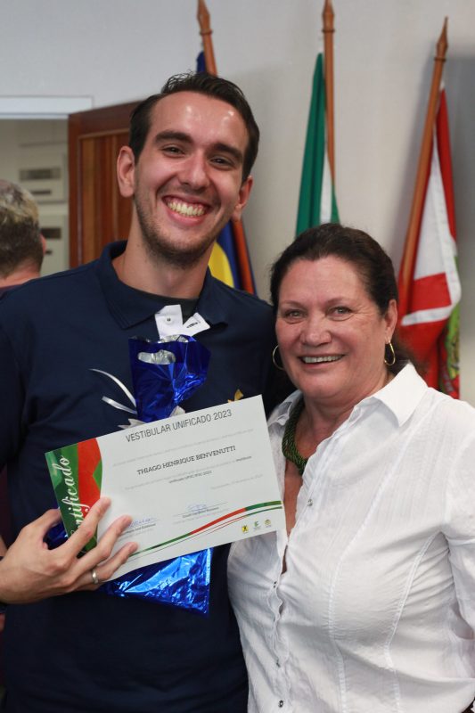 Thiago e a presidente da Coperve, Maria Jos&eacute; Baldessar – Foto: Cristiane Fontinha/Coperve/Divulga&ccedil;&atilde;o/ND