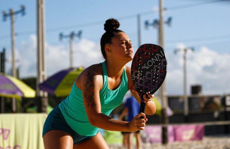 Laura Amorim, aos 14 anos, j&aacute; participa de competi&ccedil;&otilde;es profissionais de Beach Tennis – Foto: virg&iacute;lio ferro