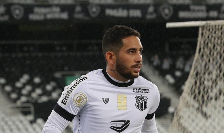 Leandro Carvalho durante jogo do Ceará: novo reforço do Avaí