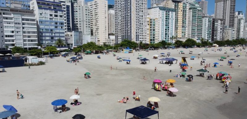 Ap&oacute;s for&ccedil;a-tarefa, praia de Balne&aacute;rio Cambori&uacute; amanheceu limpa – Foto: Secom/BC