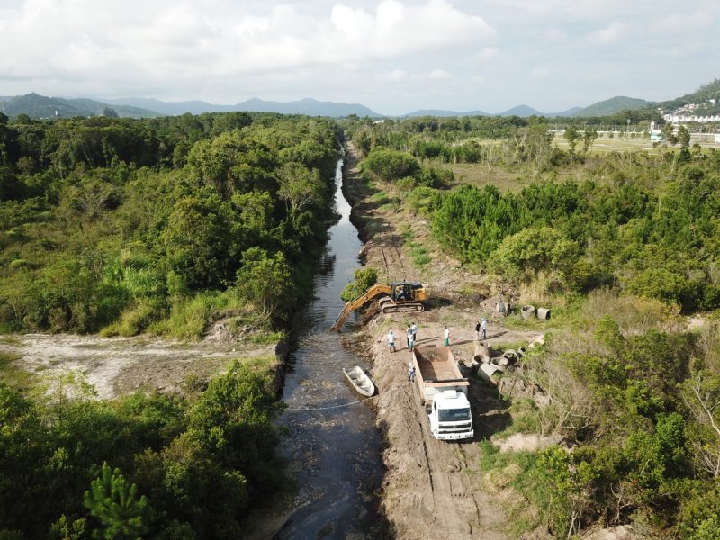 Desde o in&iacute;cio das opera&ccedil;&otilde;es j&aacute; foram retirados cerca de 10 mil m&sup3; de material org&acirc;nico &mdash; Foto: Leonardo Sousa/PMF/reprodu&ccedil;&atilde;o/ND