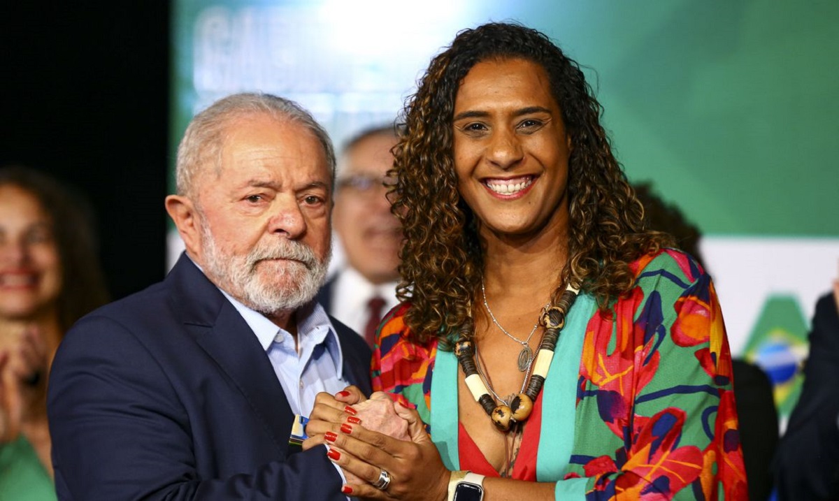 O presidente eleito, Luiz In&aacute;cio Lula da Silva, e a futura ministra da Igualdade Racial, Anielle Franco, durante an&uacute;ncio de novos ministros que compor&atilde;o o governo. – Foto: Marcelo Camargo/Ag&ecirc;ncia Brasil/ND