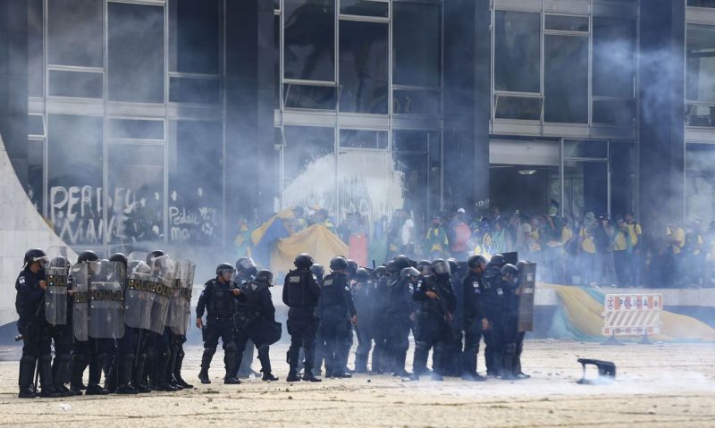Na imagem, manifestantes invadem Congresso, STF e Pal&aacute;cio do Planalto. – Foto: Marcelo Camargo/Ag&ecirc;ncia Brasil/ND