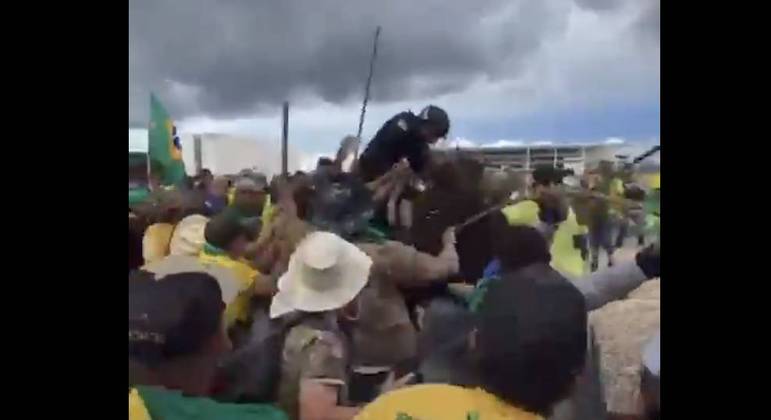 Manifestantes atacam e derrubam policial militar no DF – Foto: Reprodu&ccedil;&atilde;o/Redes Sociais/ND