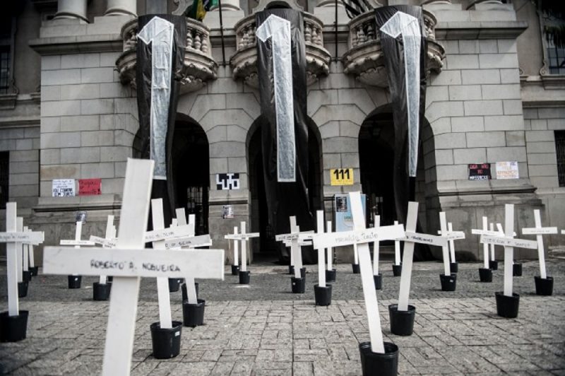 Estudantes colocam cruzes para lembrar o n&uacute;mero de mortos no pres&iacute;dio do Carandiru – Foto: Marcelo Camargo/ Ag&ecirc;ncia Brasil