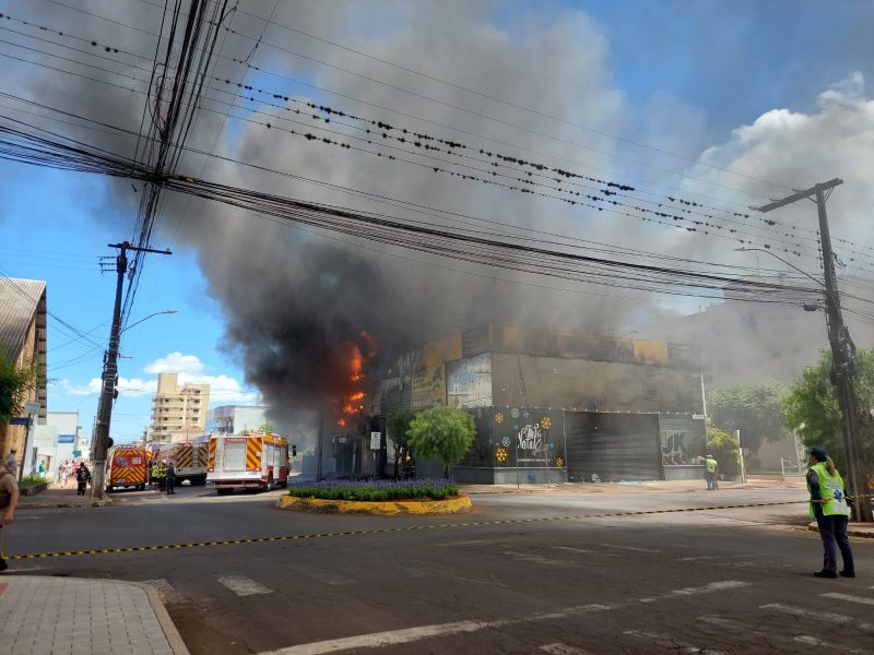 Um inc&ecirc;ndio de grandes propor&ccedil;&otilde;es atinge uma empresa de Xaxim. &mdash; Foto: Maria Joana Giareton/NDTV