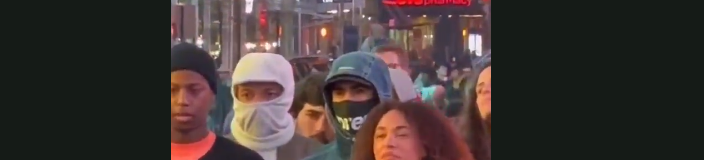 Mbapp&eacute; se disfar&ccedil;a, mas &eacute; descoberto na multid&atilde;o em Nova York – Foto: Reprodu&ccedil;&atilde;o Youtube