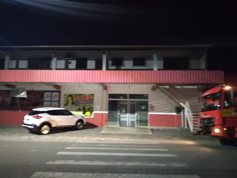 Cont&ecirc;iner usado como dep&oacute;sito de mercado pegou fogo – Foto: Corpo de Bombeiros/Reprodu&ccedil;&atilde;o/ND