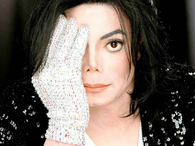 cantor Michael Jackson aparece na foto cobrindo o olho com a mão