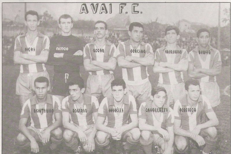 Equipe do Ava&iacute; nas disputas da temporada de 1963. No Torneio In&iacute;cio, foi campe&atilde;o ao vencer ao S&atilde;o Paulo por 2 x 1. No Citadino o Ava&iacute; voltou a conquistar o t&iacute;tulo, tendo o Figueirense como vice. Muitos jogadores oriundos do futebol amador da capital como Mirinho, Oscar, Binha, Rog&eacute;rio entres outros. Em p&eacute;: Neri, Ac&aacute;cio, Oscar, Gercino, Mirinho e Binha. Agachados: Bentinho, Rog&eacute;rio, Morelli, Cavallazzi e Perereca. &ndash; Foto: Acervo Maury Dal Grande Borges/ND.&nbsp;