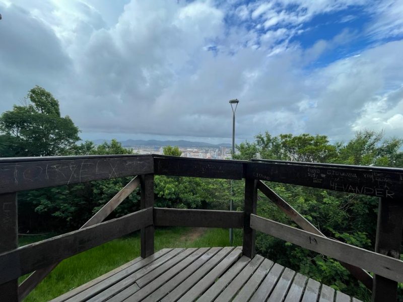 Influenciador se indigna com situa&ccedil;&atilde;o do Morro da Cruz em Itaja&iacute;: ‘abandonado’ – Foto: Kassia Salles/ND