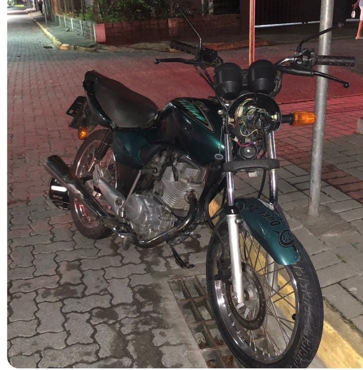 Moto n&atilde;o parou em esquina e atingiu carro – Foto: Pol&iacute;cia Militar/Reprodu&ccedil;&atilde;o/ND