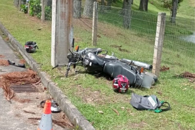 Motociclista bateu de frente contra um poste – Foto: Corpo de Bombeiros Militar/Divulga&ccedil;&atilde;o