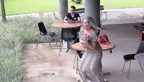 mulher socorre bebê