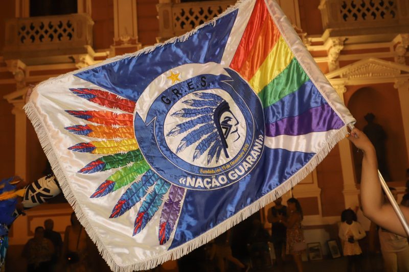 A Nação Guarani, de Palhoça, foi a quinta escola de samba a desfilar na Volta à Praça 15 de Novembro, em Florianópolis – Foto: Pedro Perez/PMF/Divulgação/ND