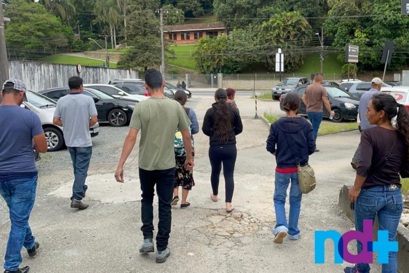Relatives flock from Paraná to Santa Catarina in search of information about victims - Photo: Ricardo Alves/NDTV