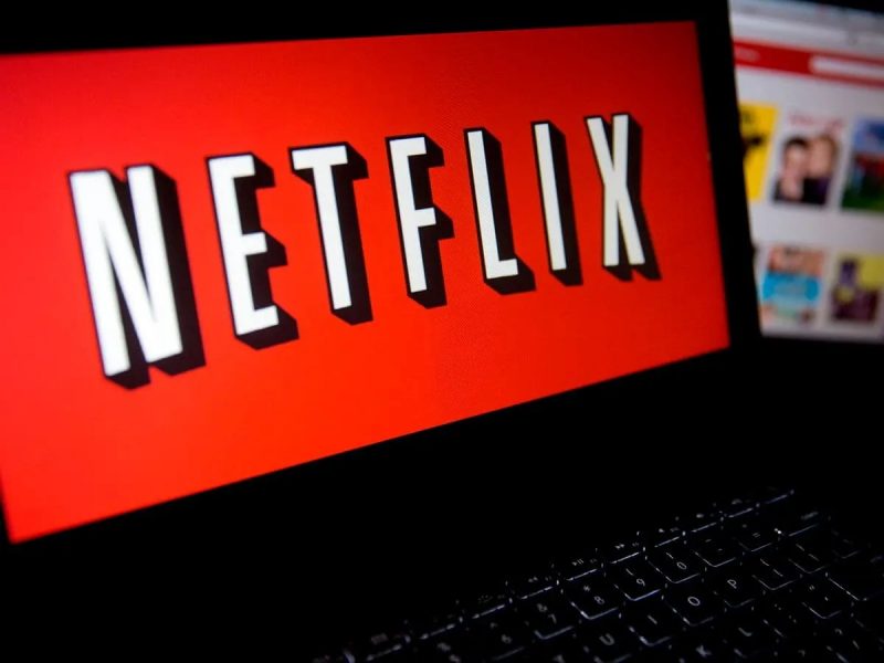 Netflix aparece sendo acessada no computador para apreciação de filmes e séries