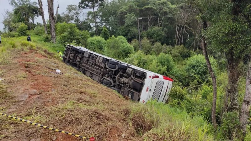 &Ocirc;nibus com 54 pessoas tomba no Paran&aacute; – Foto: PRF/Divulga&ccedil;&atilde;o/ND