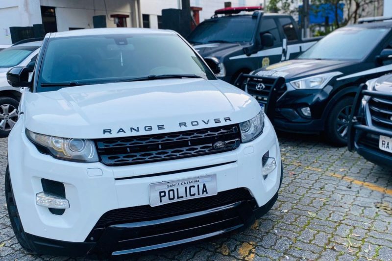 Two luxury cars were seized during the operation – Photo: PC/Disclosure