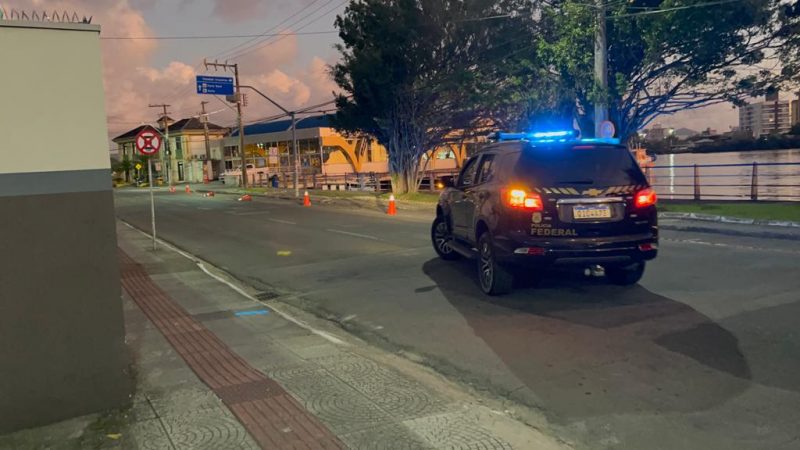 100 policiais federais cumprem na manh&atilde; desta quinta-feira (26) mandados de pris&atilde;o e busca e apreens&atilde;o – Foto: PFRJ/Divulga&ccedil;&atilde;o