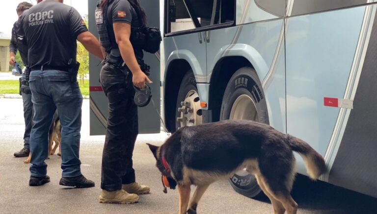 Casal é preso na rodoviária de Florianópolis infringindo lei de armas após revogação de Lula