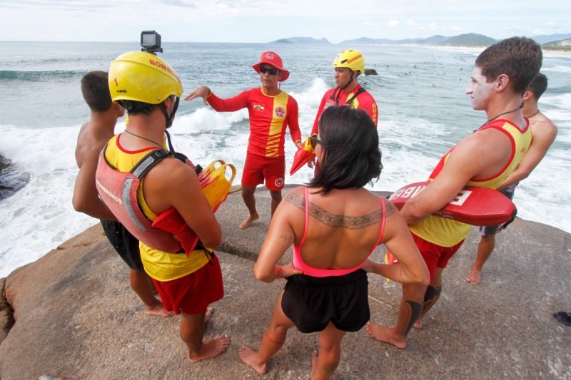 Antes do simulado, os guarda-vidas foram orientados pelos comandantes – Foto: Leo Munhoz/ND