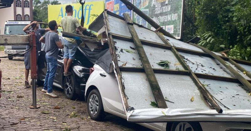 Temporal derrubou uma placa de publicidade sobre um carro – Foto: Divulga&ccedil;&atilde;o/ND