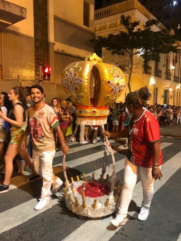 Após dois anos sem desfiles, Fernando, que representa a comissão de Carnaval, diz que comunidade está com o “grito preso na garganta” e muito empolgada com o desfile do dia 18 de fevereiro – Foto: Rogério Rodrigues/Divulgação/ND