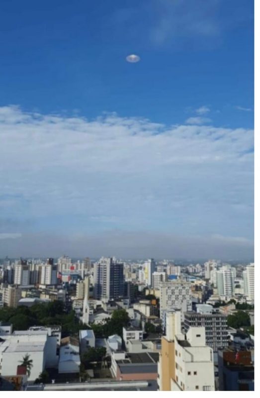 O ponto claro que parece estar no c&eacute;u seria uma l&acirc;mpada do local em que a foto &eacute; feita. – Foto: Redes Sociais