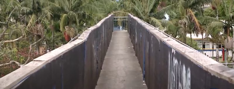 Passarela no bairro Santa M&ocirc;nica est&aacute; degradada e com tapumes improvisados – Foto: Divulga&ccedil;&atilde;o/ND